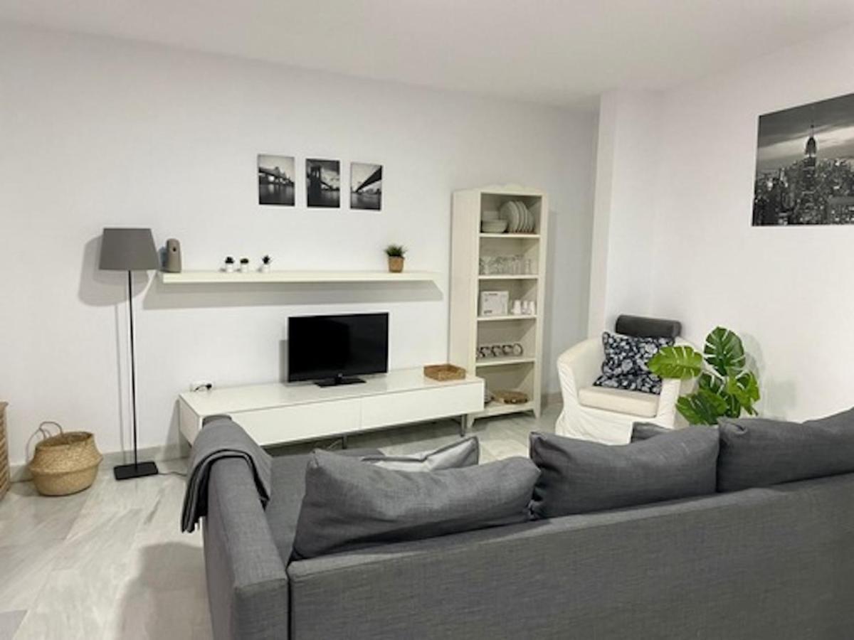 Holidays2Malaga Jinetes Junto Casco Historico & Parking Exterior photo
